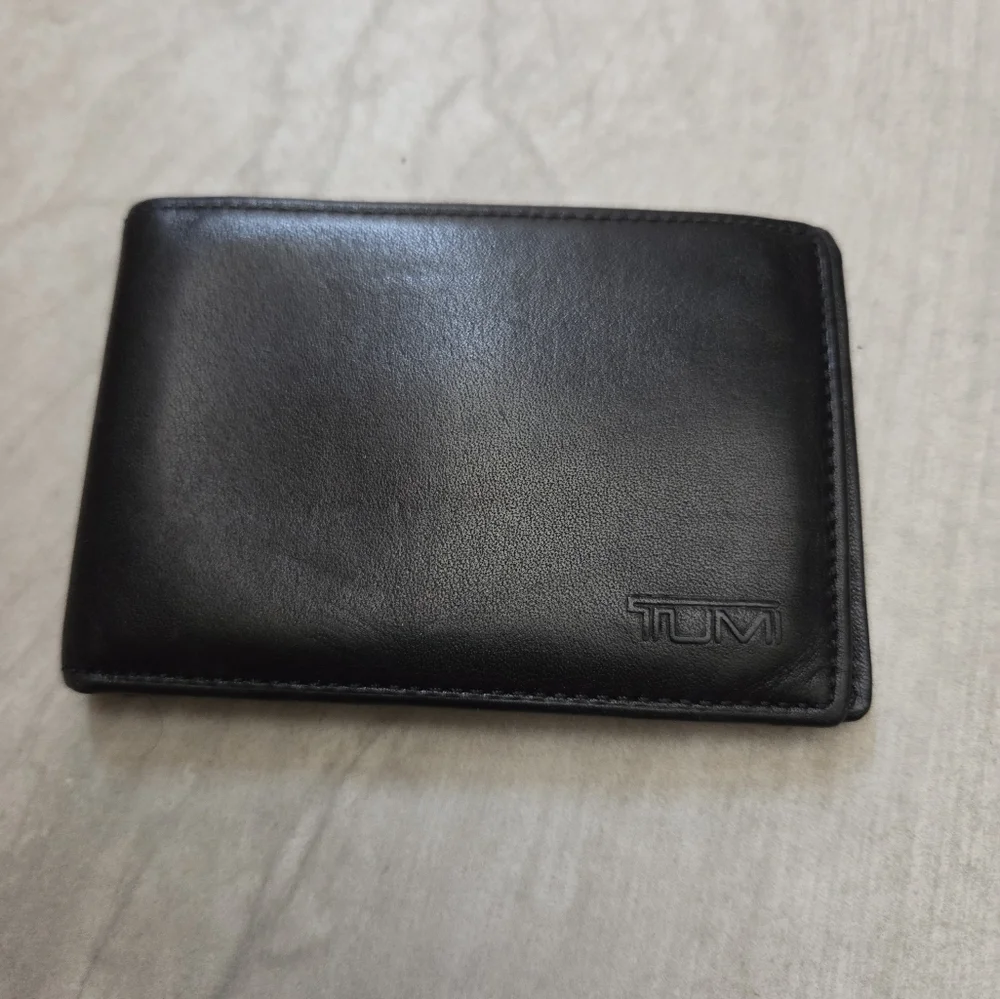 Like New TUMI Slim Bifold Soft Black Leather Wallet